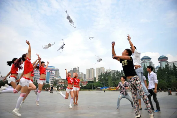 2014年6月10日 在中国中部湖北省向阳市人民广场举行的世界杯上 年轻女性向空中扔出足球图案的胸罩 抗议男友忽视她们 — 图库照片