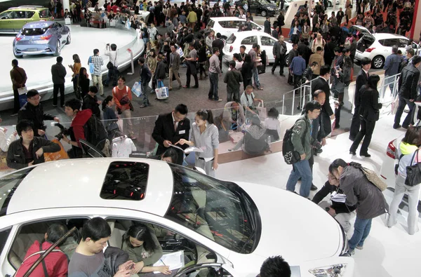Odwiedzający Tłum Wokół Samochodów Wystawie Shanghai International Automobile Przemysłu Znany — Zdjęcie stockowe
