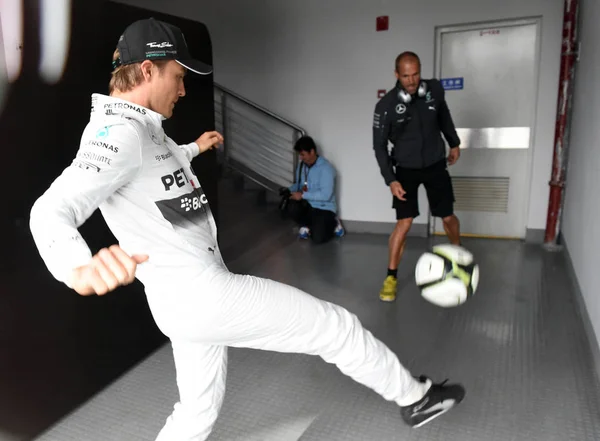 Piloto Alemán Nico Rosberg Mercedes Juega Fútbol Antes Del Gran — Foto de Stock