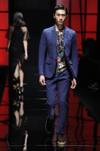 2014年4月8日 作为中国北京新光广场古奇精品店重新开业仪式的一部分 在时装秀上 一位模特展示了 Gucci Spring Summer 夏季藏品的新作品 — 图库照片