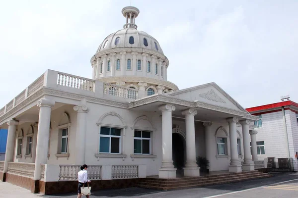 Residente Local Pasa Por Baño Público Parecido Edificio Del Capitolio — Foto de Stock