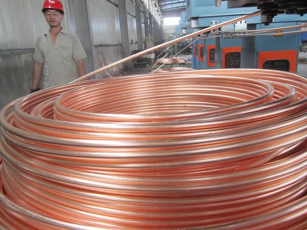 Trabajador Chino Encarga Producción Tubos Cobre Espiral Una Fábrica Ciudad — Foto de Stock
