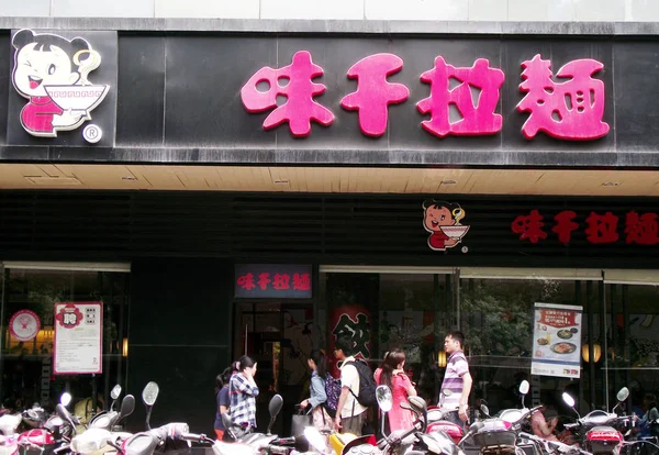 Pedestres Passam Por Restaurante Fast Food Ajisen Ramen Cidade Changzhou — Fotografia de Stock