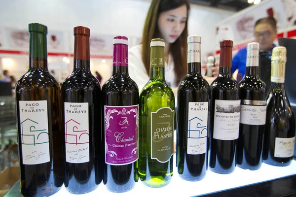 Bottiglie Vino Sono Esposte Durante Mostra Topwine China 2014 Presso — Foto Stock