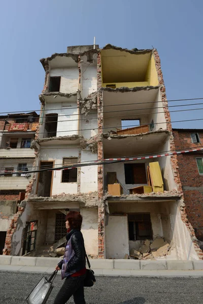 Peatón Pasea Por Casas Medio Desmanteladas Changgang Road Ciudad Nanning —  Fotos de Stock