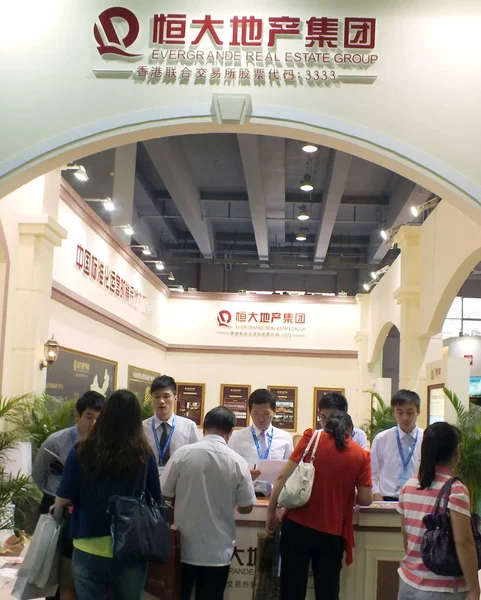 Los Compradores Vivienda Chinos Visitan Stand Evergrande Real Estate Group —  Fotos de Stock