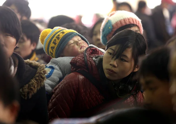 Китайская Мать Носит Своего Маленького Ребенка Среди Толпы Других Пассажиров — стоковое фото