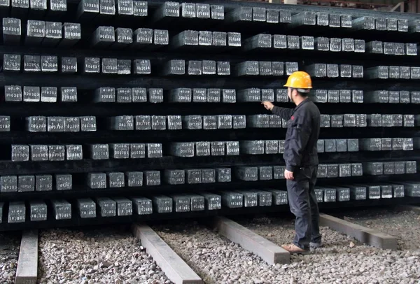 Chinese Worker Examines Stack Crude Steel Steel Processing Plant Ganyu — Stock Photo, Image