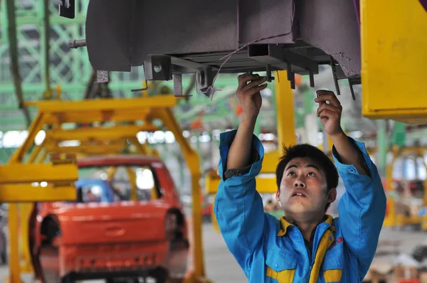 Ένας Κινέζος Εργαζόμενος Συναρμολογεί Ένα Ηλεκτρικό Αυτοκίνητο Μια Γραμμή Συναρμολόγησης — Φωτογραφία Αρχείου