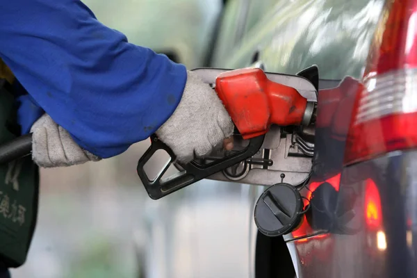 Empleado Repostará Coche Una Gasolinera Shanghai China Enero 2014 —  Fotos de Stock