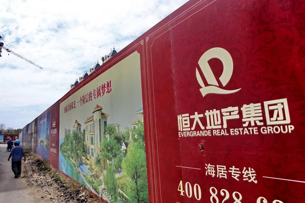 Čínský Migrující Pracovník Prochází Kolem Inzerátu Pro Evergrande Group Realit — Stock fotografie
