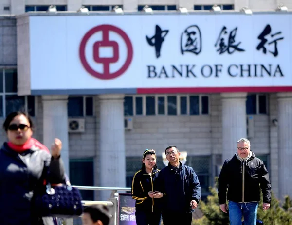 Fotgängare Förbi Gren Bank China Boc Qiqihar City Nordöstra Chinas — Stockfoto