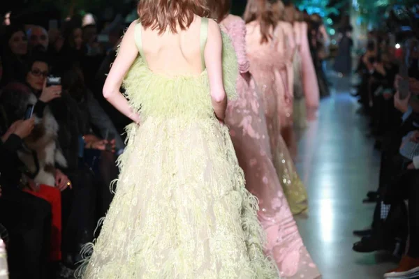 Modellen Visar Nya Skapelser Elie Saab Modevisning Paris Haute Couture — Stockfoto