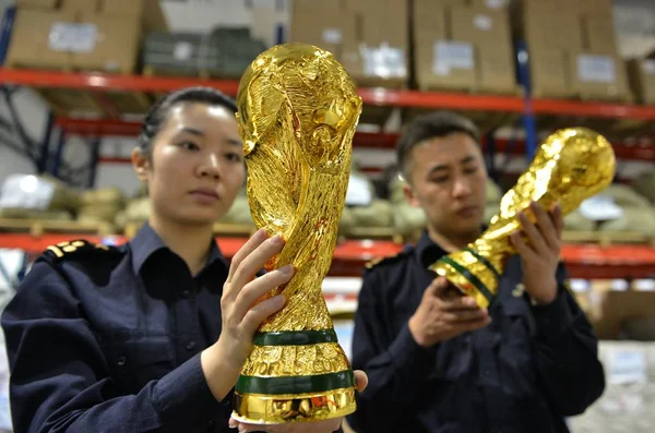 Китайські Митні Офіцери Перевірити Підроблені Трофеї Кубка Світу Вони Захопили — стокове фото