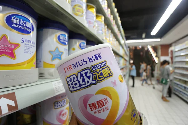 Cliente Acquista Una Lattina Firmus Infant Formula Feihe Dairy Supermercato — Foto Stock