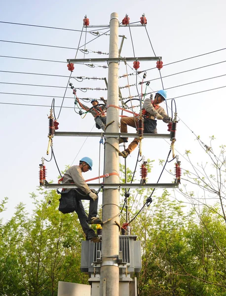 Electricistas Chinos Revisan Líneas Eléctricas Alto Voltaje Pueblo Ciudad Chuzhou —  Fotos de Stock