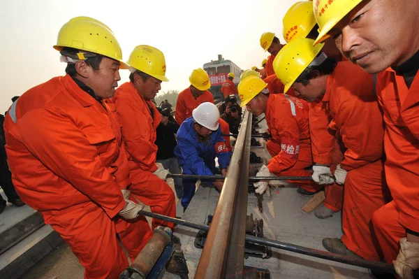Chinesische Wanderarbeiter Legen Eisenbahngleise Der Chengducmianyangcleshan Intercity Bahn Shengdeng Dorf — Stockfoto