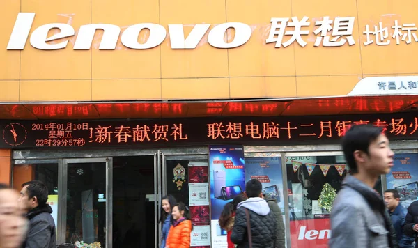 Jalankulkijat Kävelevät Lenovon Kaupan Ohi Xuchangin Kaupungissa Chinas Henanin Maakunnassa — kuvapankkivalokuva