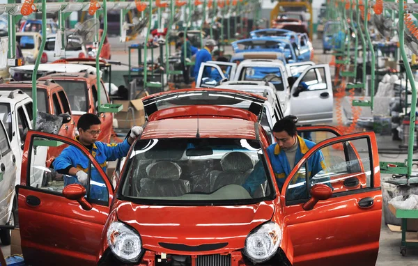 Trabajadores Chinos Montan Coches Eléctricos Línea Montaje Planta Automóviles Shandong — Foto de Stock