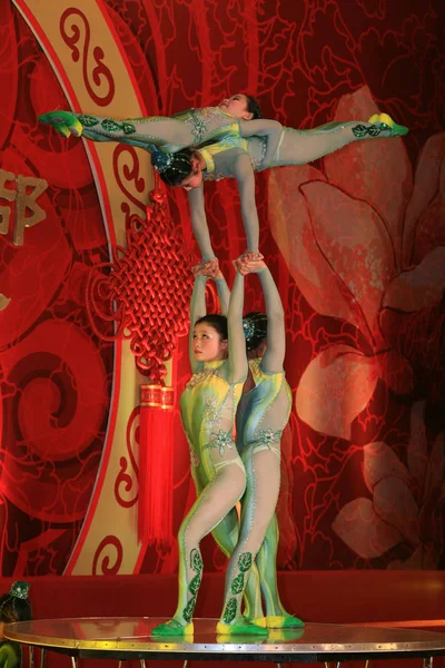 Jovens Acrobatas Chineses Escola Circo Xangai Apresentam Uma Festa Chá — Fotografia de Stock