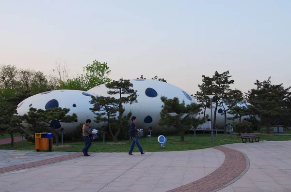 Ufo Kształcie Budynków Zdjęciu Malowniczym Miejscu Pobliżu Plaży Rizhao Miasta — Zdjęcie stockowe