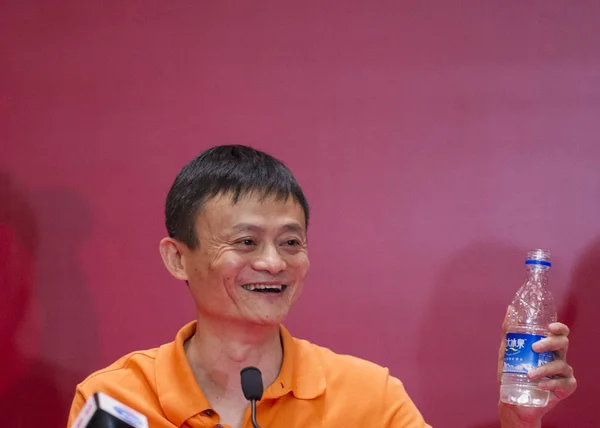 Джек Юнь Председатель Alibaba Group Реагирует Держит Бутылку Минеральной Воды — стоковое фото