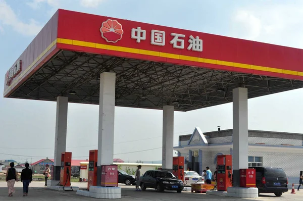 Οχήματα Ανεφοδιάστηκε Βενζινάδικο Της Cnpc Εθνική Εταιρεία Πετρελαίου Κίνας Μητρική — Φωτογραφία Αρχείου