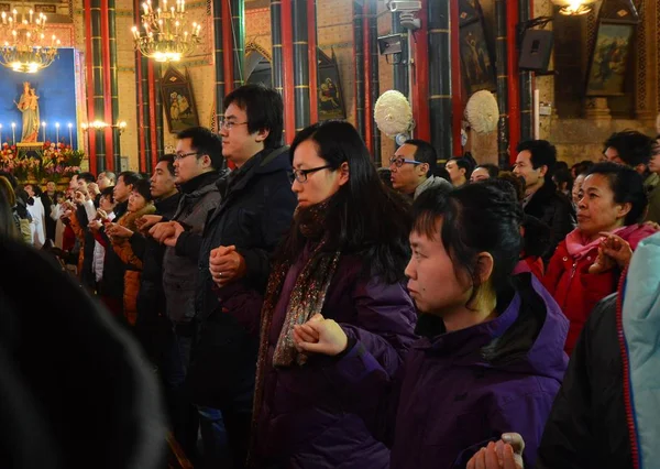 Čínští Katolíci Modlí Během Štědrého Dne Kdy Kostele Xishiku Katolická — Stock fotografie