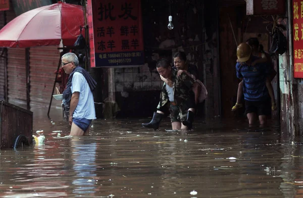 Místní Obyvatelé Statečný Povodňové Vody Způsobené Bouřky Městě Changsha Centrální — Stock fotografie