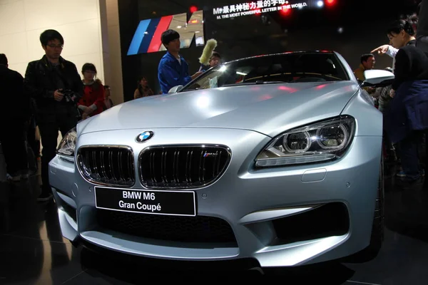 Посетители Смотрят Bmw Gran Coupe Время Шанхайской Международной Выставки Автомобильной — стоковое фото