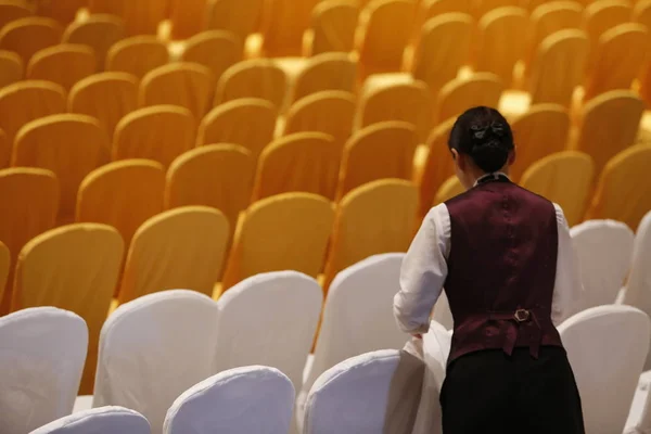 Członek Personelu Dostosowuje Krzesła Salę Przed Boao Forum Dla Azji — Zdjęcie stockowe