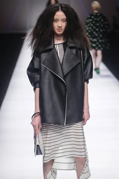 Model Viser Skabelse Content Fashion Show Shanghai Fashion Week Fall - Stock-foto