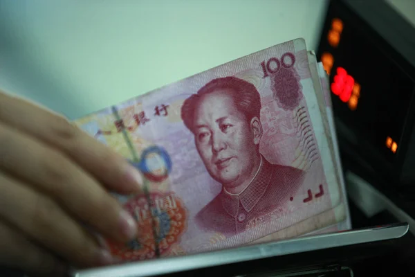 Funcionário Chinês Coloca Notas Yuan Rmb Renminbi Uma Máquina Contagem — Fotografia de Stock