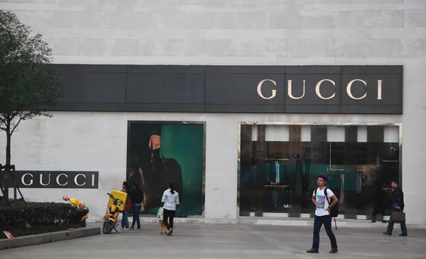 Los Clientes Pasan Frente Una Boutique Marca Lujo Gucci Ciudad — Foto de Stock