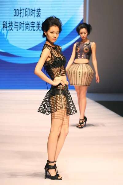 モデルは 2014 日東中国山東省青島市で 2014 青島国際ファッションウィーク ファッションショーで プリンターで作られた新しい作品を表示します — ストック写真