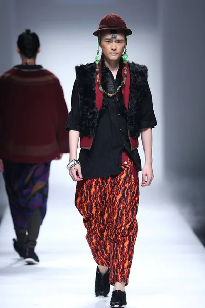 モデルは上海ファッション週秋 2014 上海で 2014 日中にさまようファッションショーで新しい創造を表示します — ストック写真