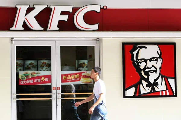 Pedestre Passa Por Restaurante Fast Food Kfc Yum Brands Xangai — Fotografia de Stock