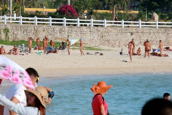 Nudists Sütkébe Napsütésben Egy Strandon Sanya City Dél Chinas Hainan — Stock Fotó