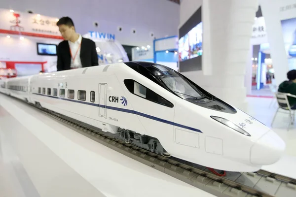 Besökare Tittar Modell Crh Kina Järnvägar High Speed Tåg Shanghai — Stockfoto