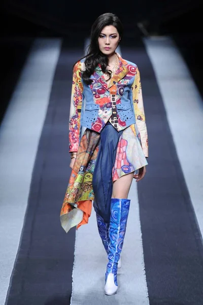 모델은 2014 베이징 2014 디자이너 Dnim 청바지 쇼에서 새로운 창조를 — 스톡 사진