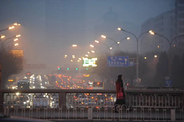 Pedestrian Walks Overpass Smog Beijing China January 2014 — Stock Photo, Image