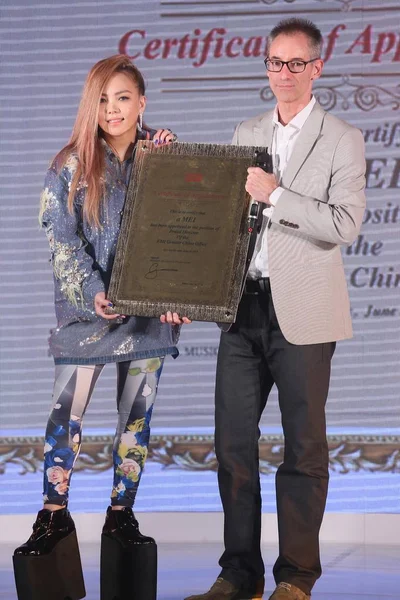 Tchajwanského Zpěvačka Mei Vlevo Obdrží Osvědčení Jmenování Výkonné Značka Ředitele — Stock fotografie