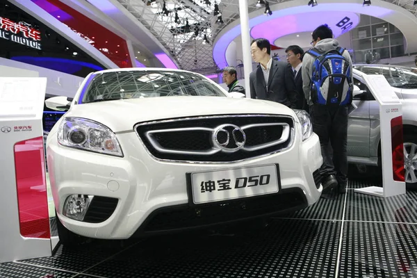 Visitantes Olham Para Shenbao D50 Baic Motor Beijing Automotive Industry — Fotografia de Stock
