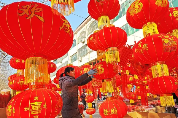 2014年1月23日 在中国东部山东省青州市的一个街头市场上 一名中国商贩挂上红灯笼 出售即将到来的中国农历新年或春节 — 图库照片