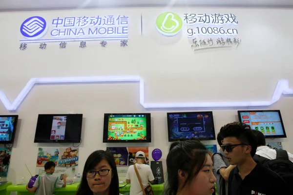 Les Gens Visitent Stand China Mobile 10086 Lors 11E China — Photo