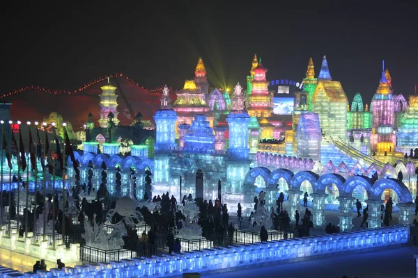 Látogatók Elsétálnak Jégszobrok Harbin International Jég Fesztivál Harbin Város Észak — Stock Fotó