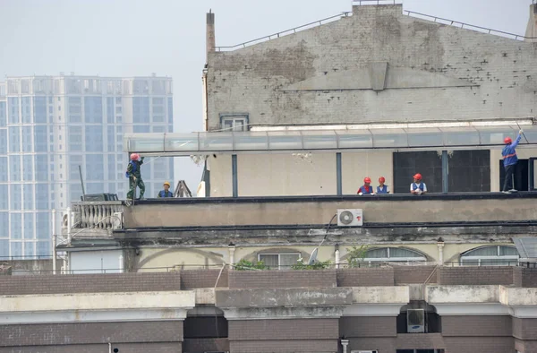 Trabalhadores Chineses Demoliram Uma Villa Ilegal Telhado Topo Prédio Residencial — Fotografia de Stock