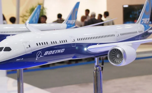 航空博覧会中国 2013 2013 日中にボーイング 777 やボーイング 787 ジェット飛行機のモデルを表示します — ストック写真