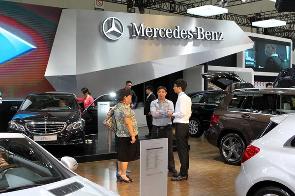 Visitors Look Mercedes Benz Cars Automobile Exhibition Shanghai China September — Stock Photo, Image