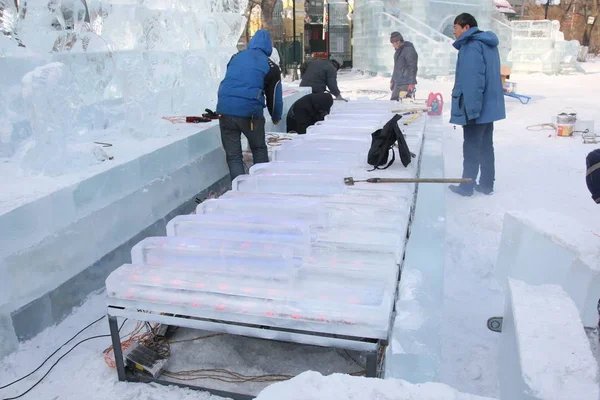 Китайские Рабочие Устанавливают Электроприборы Провода Ключи Пианино Ярмарке Ледяных Фонарей — стоковое фото